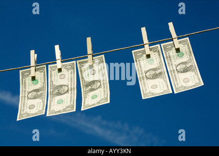 Ein US-Dollar-Noten auf einer Wäscheleine aufhängen Stockfoto