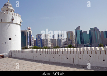 Die Festung Qasr al Hosn in Abu Dhabi, der Hauptstadt der Vereinigten Arabischen Emirate (VAE), ist das älteste Steingebäude der Stadt und wurde 1761 erbaut. Stockfoto