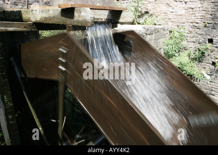 Ein Wasserrad an der Dean Heritage Centre in der Forest of Dean Stockfoto