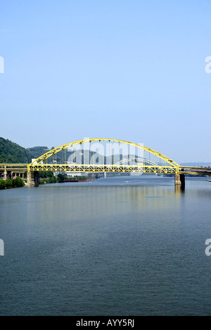 Die Fort Pitt-Brücke über den Monongahela Fluss in Pittsburgh, Pennsylvania Stockfoto