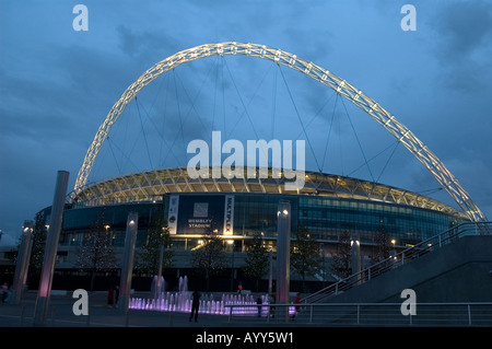 Brunnen und beleuchtete Wembley Bogen und Stadion Stockfoto