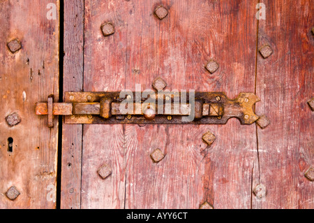 Bolzen Sie auf antike braune Tür in der Stadt von Bishops Waltham in Hampshire, England Stockfoto