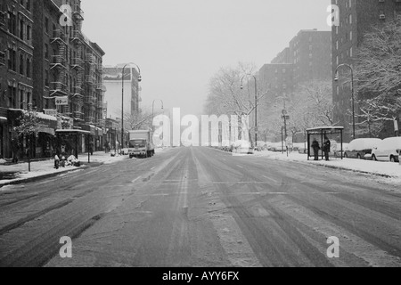 Eine Ansicht der 14th Street und Avenue B während eines Schneesturms in New York City am 11. Februar 2008 Stockfoto