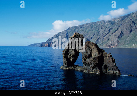 Roque De La Bonanza ist ein freistehendes Felsbogen in der Bucht von Las Playas Parador am Ufer hinter El Hierro Kanaren Europa gesehen werden kann Stockfoto