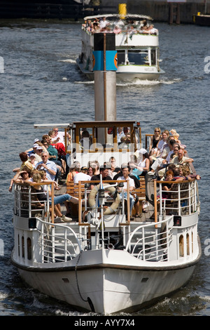 Ausflugsboote auf der Spree in Berlin Deutschland Juli 2006 Stockfoto