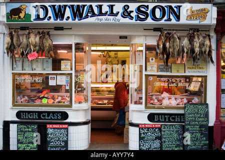 Fasane hängen vor D W Wand und Sohn eines seltenen Rassen Metzgers in der Stadt Ludlow Shropshire UK Stockfoto