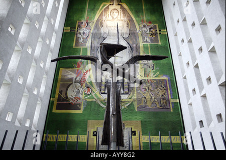 Ein Kreuz aus von mittelalterlichen Nägeln in der umgebauten Coventry Kathedrale Stockfoto