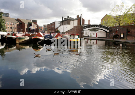 Gas-Straße-Kanal-Becken in Birmingham UK Stockfoto
