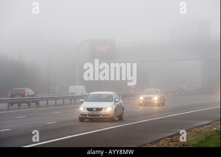 Nebel auf der Autobahn M40 Sign. M40, Adderbury, Oxfordshire, England Stockfoto