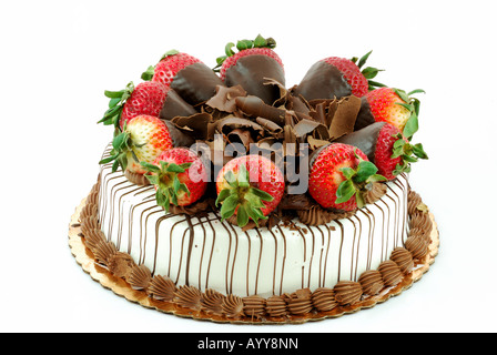 Vanille-Kuchen mit Erdbeeren und zerkleinerte Schokolade obendrauf mit Schokolade tropft hinunter die Seiten Stockfoto