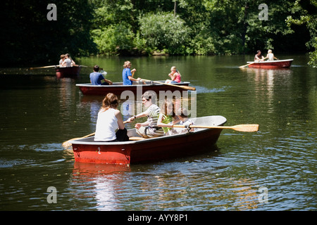 Familien auf einen See mit Booten an einem Sonntag im Sommer in der Tier-Garten in Berlin Deutschland Stockfoto