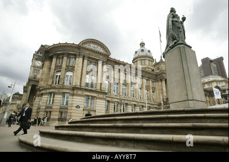Victoria-Platz in Birmingham UK zeigt die Königin Victoria Statue und vor den Rat-Haus Stockfoto