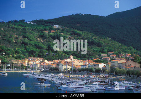 Boote im Hafen von Marciana Marina Stadt und bewaldeten Hang Insel Elba Italien Stockfoto