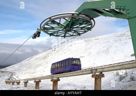 Funicular Railway & Schlepplift in Winter - Cairngorm Mountains, Schottland Stockfoto