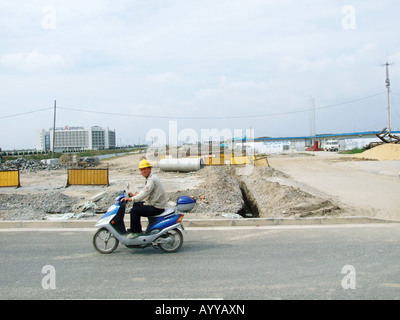 Ein Mann fährt auf einem Motorrad in Lingang New City in der Nähe von Shanghai China Stockfoto