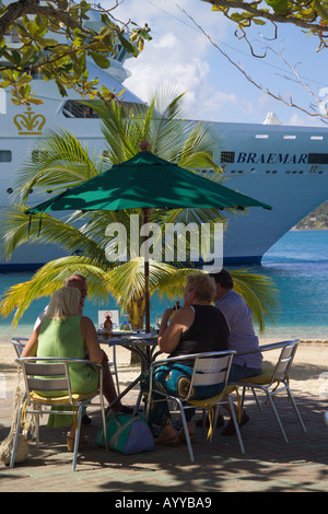 Touristen, die Getränke am Strand und Cruise Ship "Port Antonio" Jamaika Karibik Stockfoto