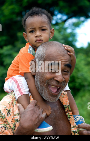 Fidschi Sigatoka Großvater Baby im Dorf Stockfoto