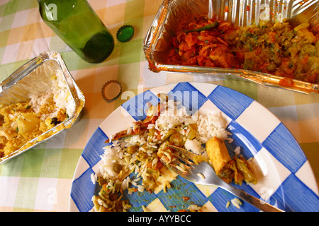 Karton und Bier essen indische Speisen zum mitnehmen Stockfoto