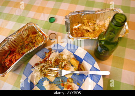 Karton und Bier essen indische Speisen zum mitnehmen Stockfoto