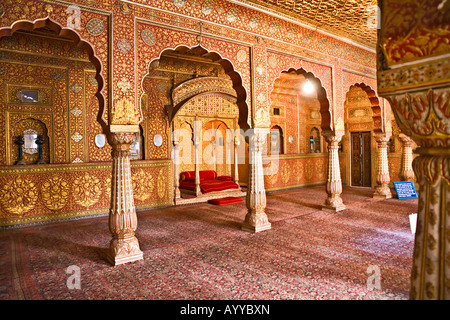 Maharadscha-Zimmer in einem alten Palast Indien Stockfoto