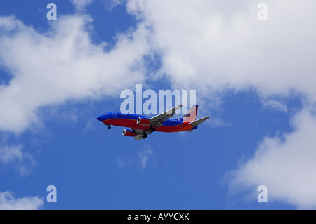 Southwest Airlines Jet kommt für eine Landung auf Int Flughafen Phoenix Tempe AZ Stockfoto