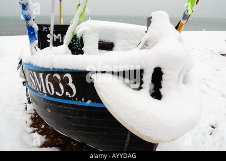 Angelboot/Fischerboot mit Schnee bedeckt Stockfoto