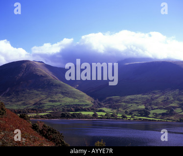 Sonnenlicht beleuchtet untere hängen des Lingmell und die Ufer von Wastwater Wasdale mit Scafell Pike im Hintergrund Cumbria Stockfoto