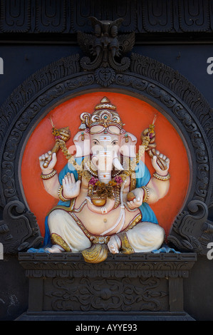 Bunte Lord Ganesh Abbildung auf Außenwände von einem indischen Tempel Kerala Südindien Stockfoto