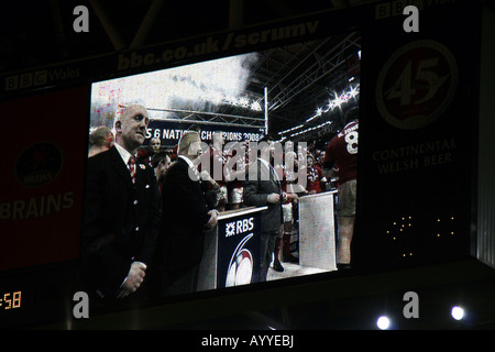 Shaun-Edwards und Warren Gatland mit Grand-Slam-Wales auf dem Podium in der Millenium Stadium, Cardiff, 2008 Stockfoto