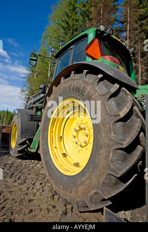 Nahaufnahme eines Traktorrückenreifens und gelber Felge, Finnland Stockfoto