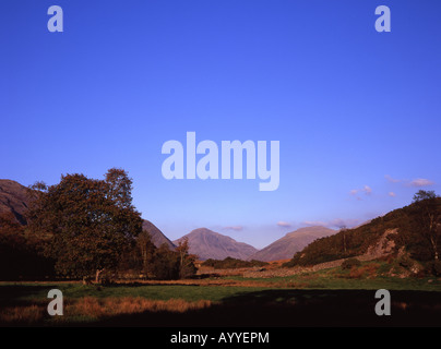 Giebel und Lingmell an der Spitze der tiefste von Feldern in der Nähe der Ortschaft Nether Wasdale Cumbria Stockfoto