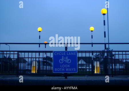 Bahnübergang mit Benard Beacon und PKW über Stockfoto