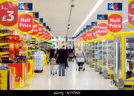 Spezielles Angebot anmeldet Tesco Extra Supermarkt Gang, UK Stockfoto