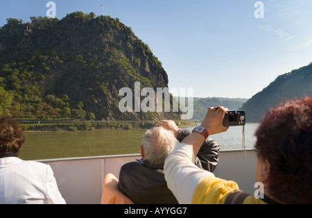 Touristen auf einem touristischen Schiff Fahrt auf dem Rhein an der Loreley-Felsen in der deutschen Mitte-Rheintal Stockfoto