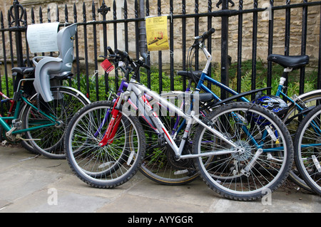 Zyklen stützte sich gegen einen Eisenzaun in Cambridge Stockfoto