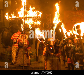 Mitglieder des Vereins Waterloo Lagerfeuer am Kriegerdenkmal in Lewes auf Bonfire Night in East Sussex England Stockfoto