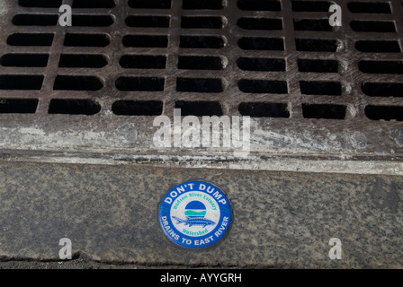 Gully mit Abwasser-Warnung Stockfoto