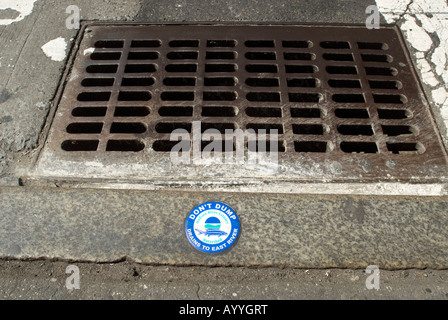 Gully mit Abwasser-Warnung Stockfoto