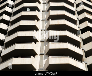 Satellitenschüssel auf dem Balkon ein fortresslike Wohn-Hochhaus Stockfoto