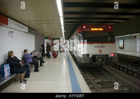 RENFE Zug am Hauptbahnhof Málaga auf Fuengirola nach Malaga Hauptbahnhof Linie Spanien Stockfoto