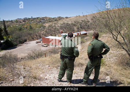 US Border Patrol Agenten suchen für Migranten Stockfoto