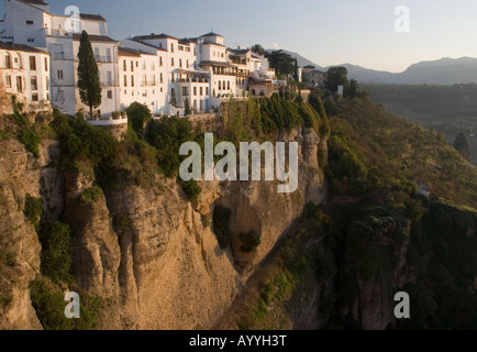 Der Stadt Ronda liegt prekär am Rande der Tajo-Schlucht in Andalusien, Spanien. El Puente Nuevo Brücke entnommen. Stockfoto