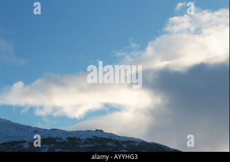 Kumuluswolke über Berggipfel, Norwegen, Narvik Stockfoto