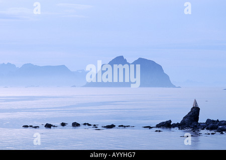 Mitternacht Stimmung, Blick vom Vaeroey auf den Lofoten Inseln, Norwegen, Lofoten, Vaeroey Stockfoto