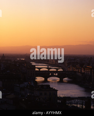 Ponte Vecchio und den Fluss Arno bei Sonnenuntergang Florenz Florenz Toskana Italien Stockfoto