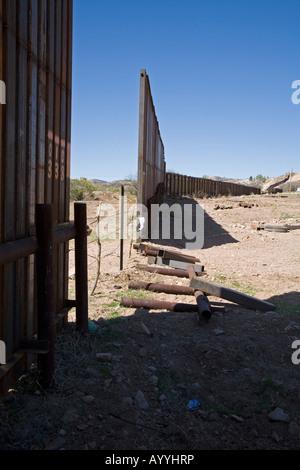 Bruch in der Grenzzaun zwischen USA und Mexiko Stockfoto