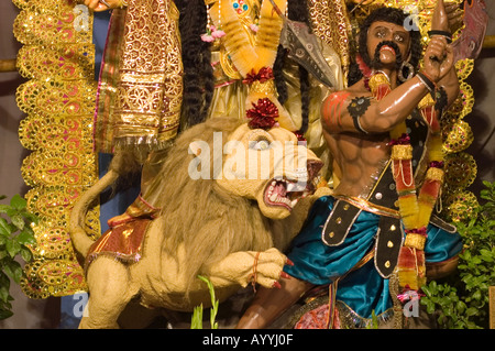 Nahaufnahme des Löwen von einer hinduistischen Göttin Durga Statue während eines Festivals in Old Delhi, Indien, mit komplizierter Handwerkskunst und lebhaften Farben. Stockfoto
