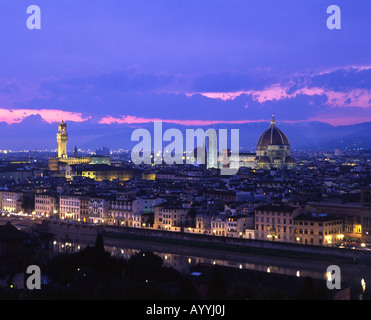 Nachtansicht von Florenz von Piazzale Michelangelo, Palazzo Vecchio und Duomo beherrscht Skyline Florenz Toskana Italien Stockfoto