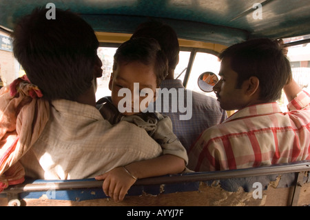 Gruppe von Indianern mit Kind in der Autoka in Varanasi, Uttar Pradesh, Indien. Offene Reiseszene in einer traditionellen Rikscha. Stockfoto