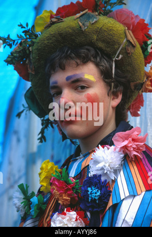 Junger Mann verkleidet und sein Gesicht gemalt, während Karneval in der Tschechischen Republik Stockfoto